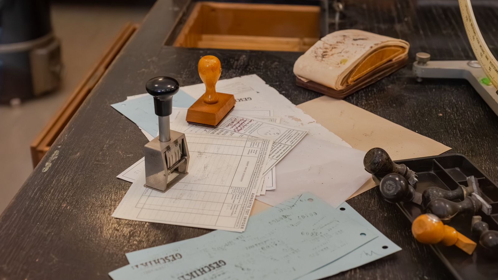 Notarielle Urkunde mit Stempel und Füller
