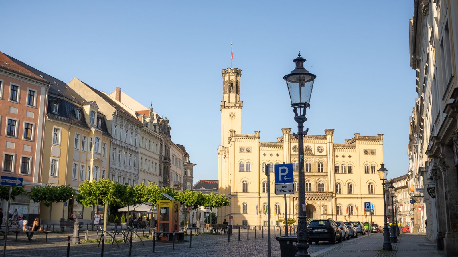 Rathaus und Marktplatz einer deutschen Stadt